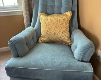 Tufted accent chair