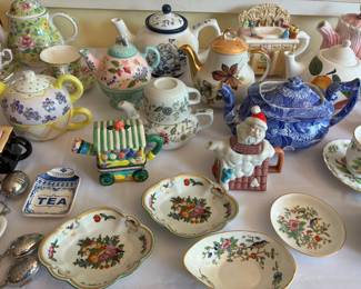 Novelty teapots and decorative plates