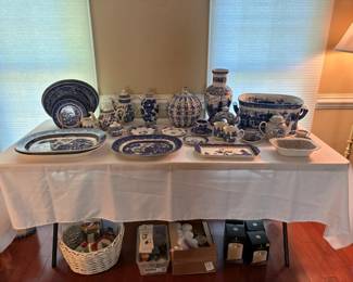 Blue and white chinoiserie collectors are welcome!