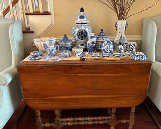 Gate leg table