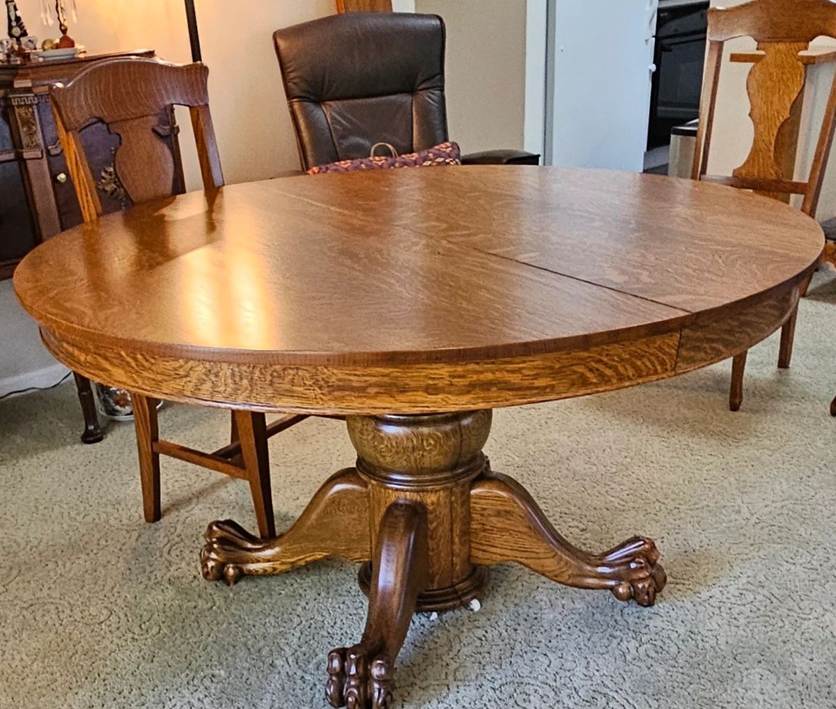 Beautiful round Oak table with three leaves