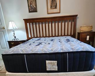 Like new bed