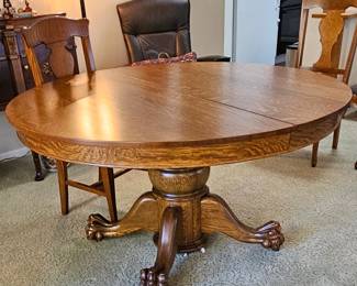 Beautiful round Oak table with three leaves