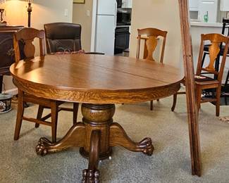 Beautiful Round Oak table with three leaves