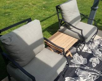 Outside lawn furniture (4 chairs and 2 tables) 