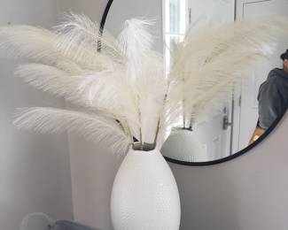 Vase with feathers 