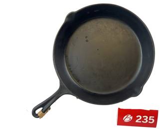 Chicago Foundry? 8 On Handle Double Pour Skillet *S