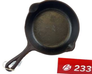 Chicago Foundry #8 3 Dot Under Handle Double Pour Skillet