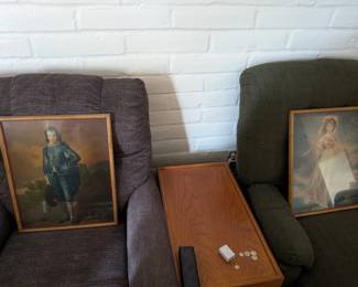 Recliners, accent table, prints framed