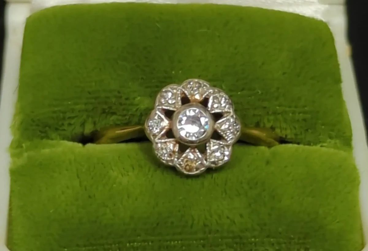 01 Vintage Diamond Ring set in 18K