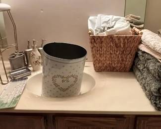 Mystery Lot Bathroom Items