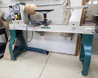 18.1.GRIZZLY G0766 22x42 variable speed wood lathe