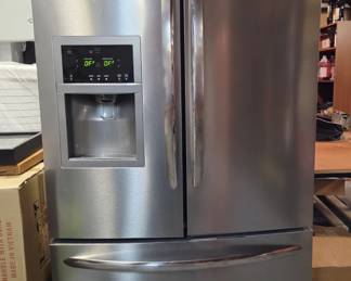 106.1.FRIGIDAIRE 27.8cu. in. Frenchdoor refrigerator