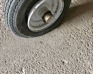1 tire flat on log splitter
