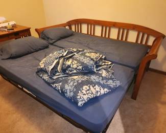 Daybed with lift up trundle