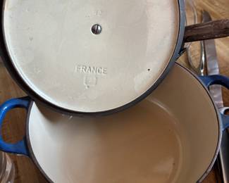 Le Creuset 2 Quart Dutch oven- great condition!