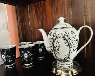 Miss Blackbirdy Porcelain Tea Service A beautifully detailed porcelain tea set featuring romantic bird and floral motifs in a striking black-and-white palette. This sought-after collection blends vintage charm with contemporary design and is perfect for collectors of unique tableware, bird-themed décor, fairytale-inspired interiors, and elegant entertaining.