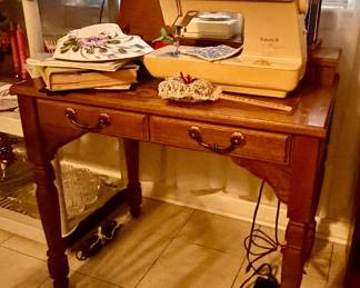 Vintage Singer Futuro II sewing machine ( model 920, two way sewing surface) and table