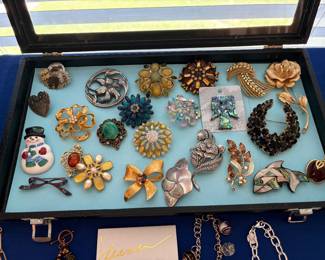 Gorgeous vintage Brooches, Liz Claiborne, Anne Klein, Dane Craft, Lisner, Avon