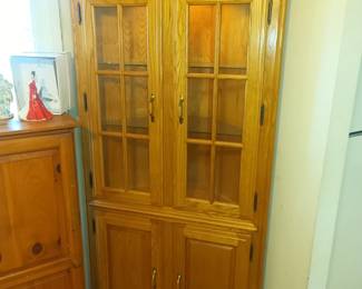 Corner curio/hutch