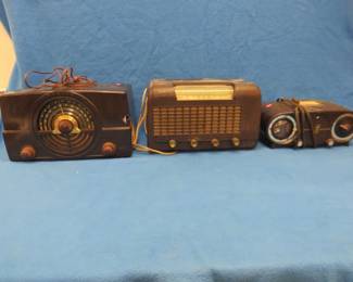 Lot 470. Three vintage table top radios: Zenith Model 7H920. Works. Coronado Model 9A1994. Powers up static only. Zenith Deluxe. Needs a tube.