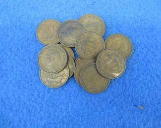 Lot 389. 15 British half pennies all from the 1940s.