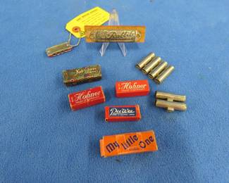 Lot 285. Harmonica smalls: 5 empty miniature harmonica boxes: My Little One, Little Lady, PeeWee, Hohner, and Koh-i-Noor Charm. Violin pitch pipe. Lucky Miniature 4-hole novelty harmonica. Rabbit 6-hole blow only harmonica.