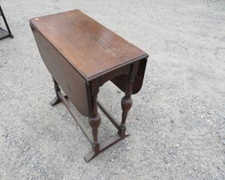 Lot 129. Vintage double dropleaf swivel top table in VGC. . 34 x 27 x 23 inches