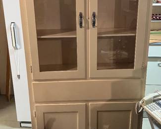 Vintage white kitchen cabii