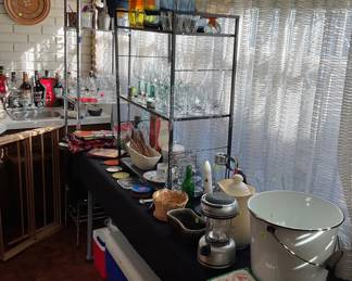 Bar area, great glassware sets, vintage Giant iced teas, 
