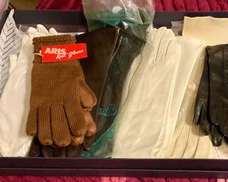 Lots of vintage gloves in great condition