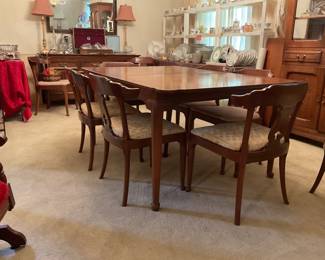 Dining table with 10 Chairs has 3 additional leaves, and table pads