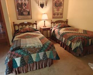 007 – Pair of Twin Beds (includes mattresses)