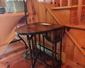 008 – Oval Gate Leg Drop Leaf End Table — 8.5x18.5x24 closed / 28" open