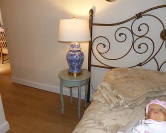 Pedestal/side table. table lamp