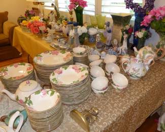 Bric-a-brac, Set of Franciscan dinnerware in "Desert Rose"