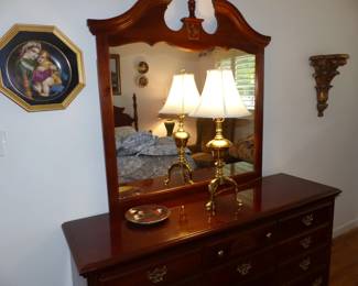 Mirror, lamp, wall hangings & collectible plates