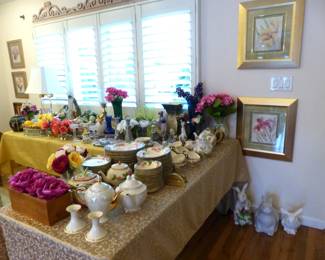 Bric-a-brac, Set of Franciscan dinnerware in "Desert Rose"