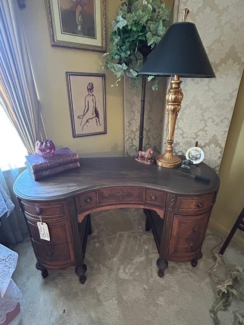 Victorian Mahogany Veneer kidney shape desk