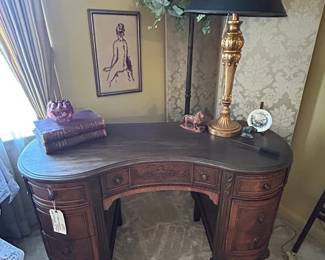 Victorian Mahogany Veneer kidney shape desk