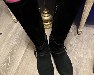 Knee-high swipe boats with fur inside. Like new.-size 9.