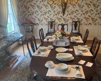 Elegant Henredon Table and 8 Chairs