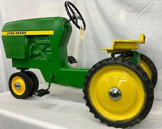 John Deere Ertl Model 520 Pedal Tractor