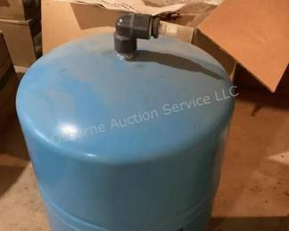 Reverse osmosis system with tank