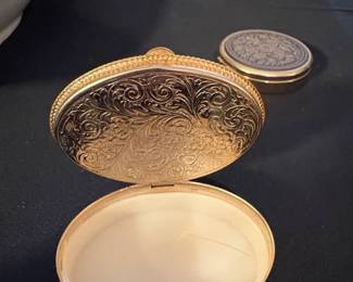 Oval Trevi Fountain Pill Box second image