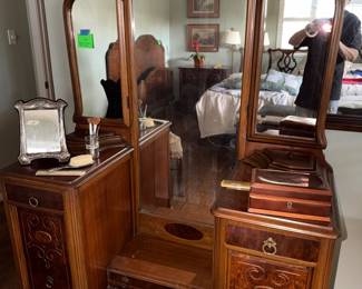 1920's kneehole dressing table and three-part mirror