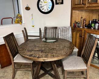 1.5 yr old kitchen table with leaf 