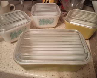 Vintage Pyrex refrigerator dish set