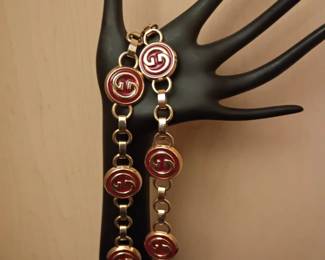 Gucci red enamel link belt featuring gold-tone interlocking G logos
