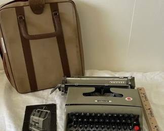 Vintage Lettera 22 Typewriter